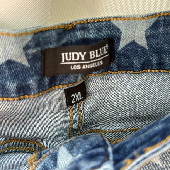 🍃Judy blue 2x distressed Jean shorts - Picture 2 of 3